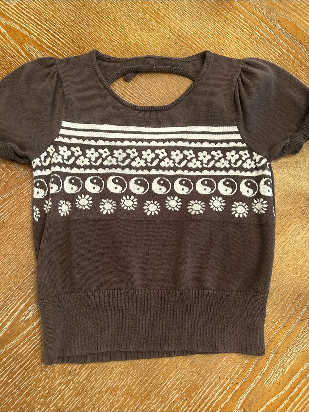 Gray Short-Sleeve Knit Top with White Pattern